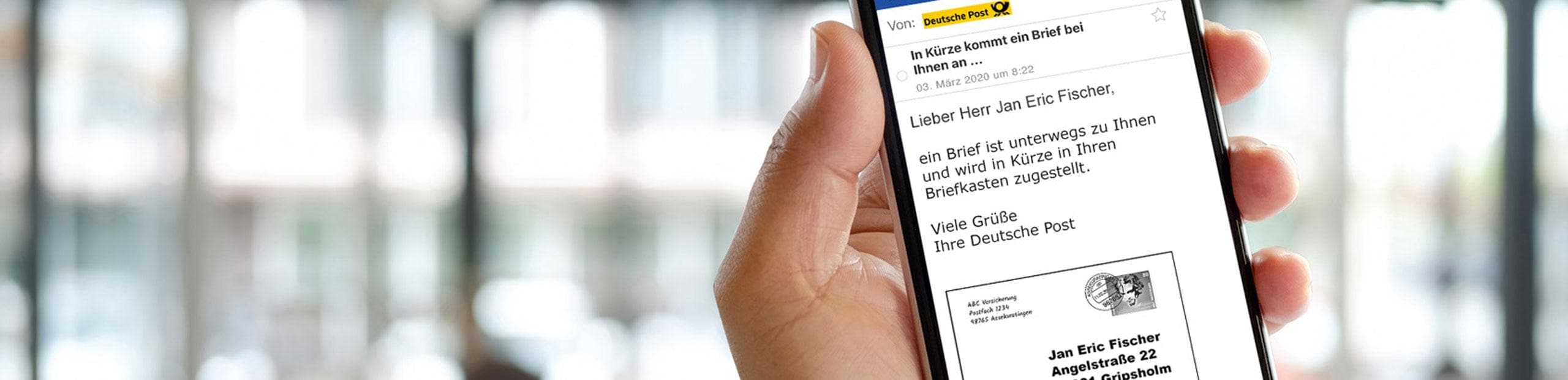 Ein Smartphone zeigt eine E-Mail  mit einer Benachrichtigung über einen kommenden Brief.